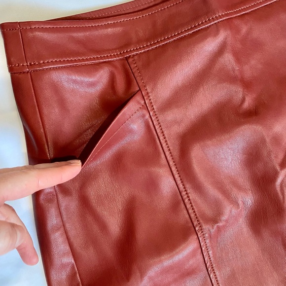 Loft Women’s Deep Red Soft Faux Leather Lined Pocket Mini Skirt | Size 8 NWT - Picture 4 of 11